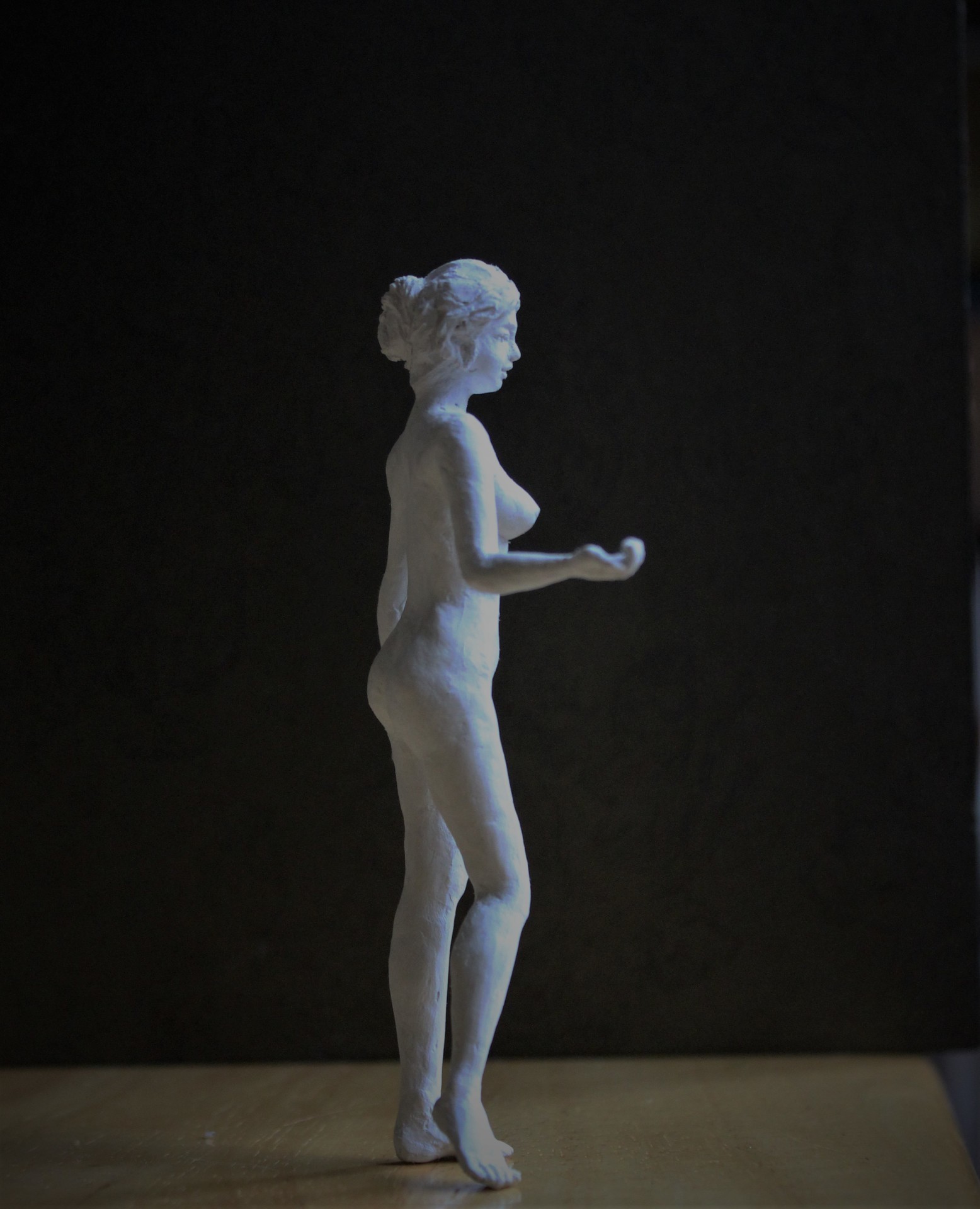 今村三郎作品 [横たわる裸婦・２] 石膏彫刻 13万円。横80×縦30 ...